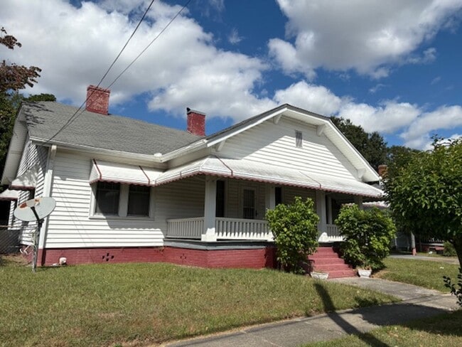 Building Photo - Well Maintained Older Home with Central HVAC