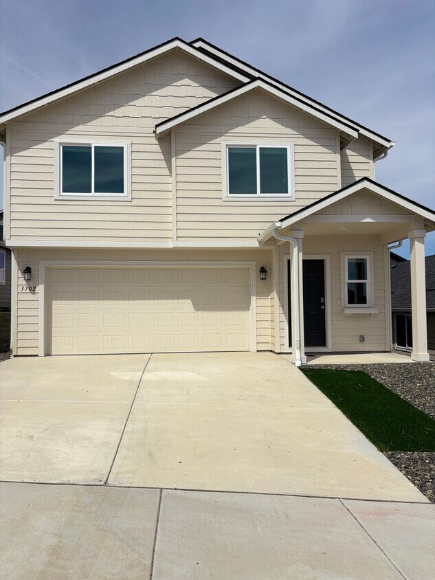 Building Photo - Brand new 3 bedroom/2.5 bathroom ready for move in