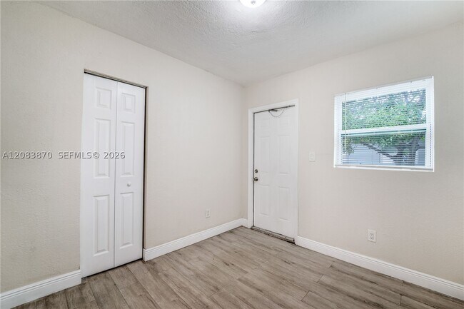 Foto del edificio - 2731 NW 1st St