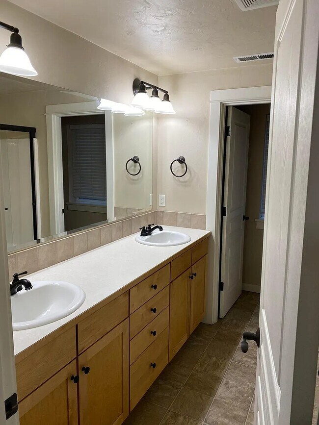 Building Photo - 2443 Park View Dr