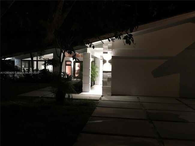 Building Photo - 2132 Middle River Dr