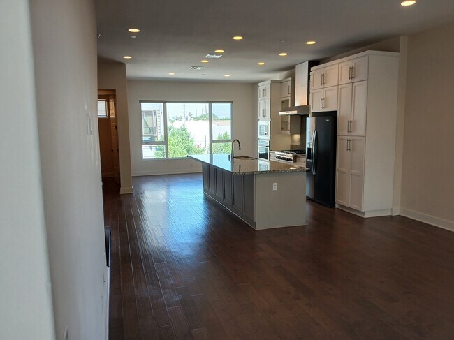 Building Photo - 135 W Live Oak Ave