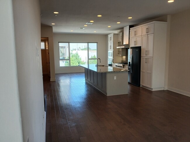Building Photo - 135 W Live Oak Ave