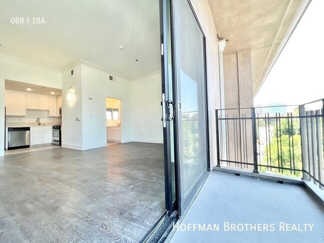 Foto del edificio - 8813 Burton Way