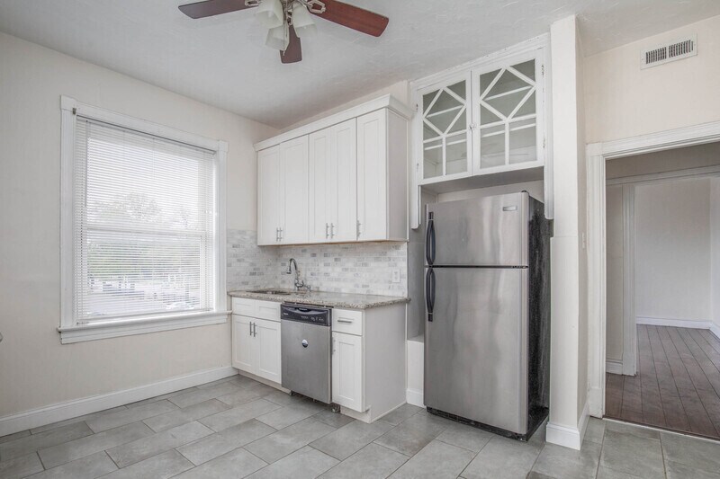Primary Photo - 2338 Tower Grove Avenue - 2E