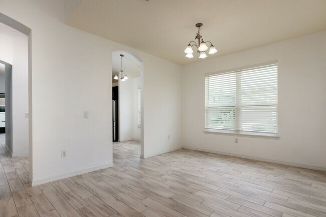 Building Photo - Swimming pool in Community here in this great 3 bdrm home!
