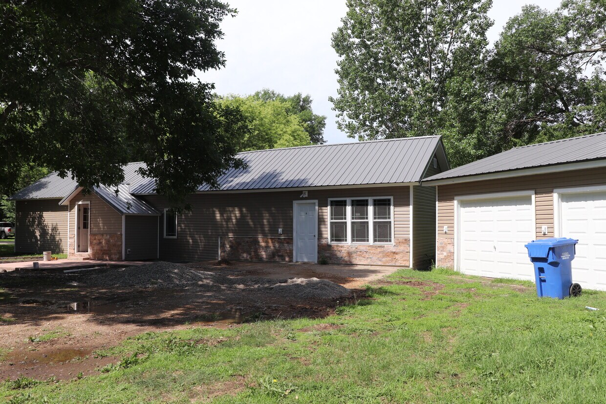 Primary Photo - 105 S Evans Ave