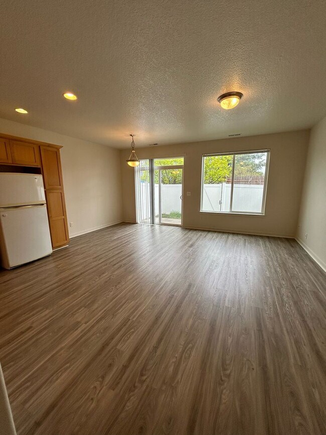 Foto del edificio - Beautifully Renovated 3 Bedroom Townhome i...