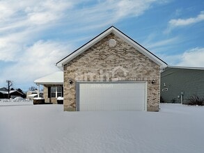 Building Photo - 4 Berry Ct