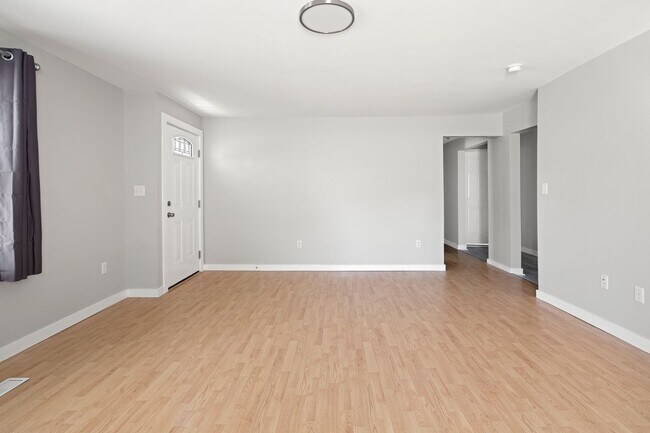 Building Photo - Updated West Asheville Home