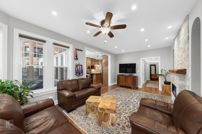 Foto del edificio - 2946 N Pine Grove Ave
