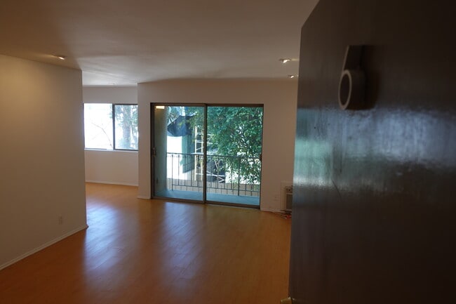 Building Photo - 546 N Flores St