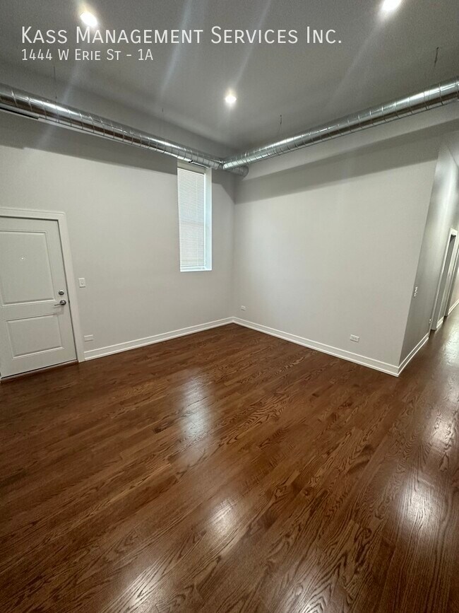 Photo - 1444 W Erie St Apartment
