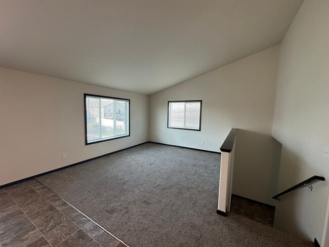 Building Photo - 3 Bed 3 Bath Twin Home