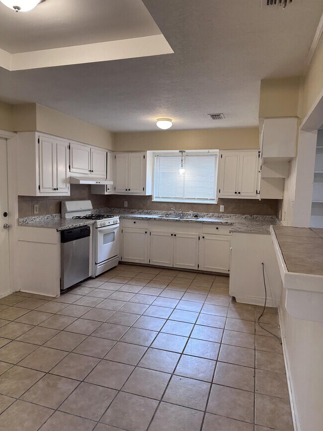 Building Photo - 109 Sutherland Dr