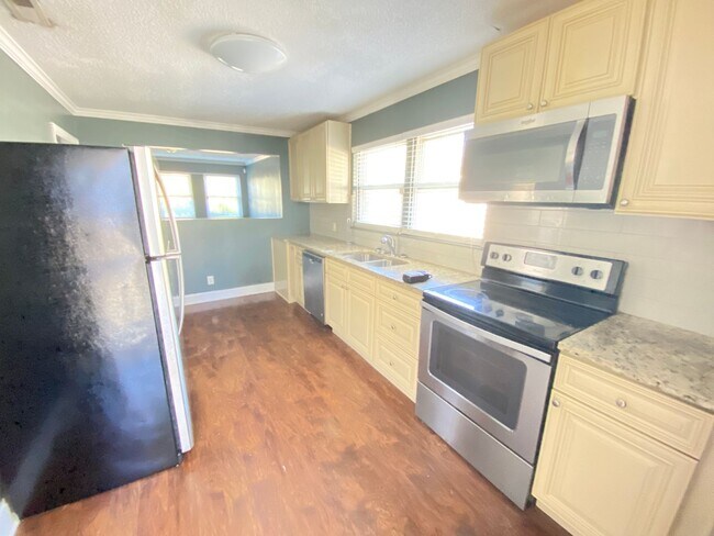 Foto del edificio - 2Bed/1Ba Duplex close to Downtown Concord Fully Renovated with Laundry Room on Site