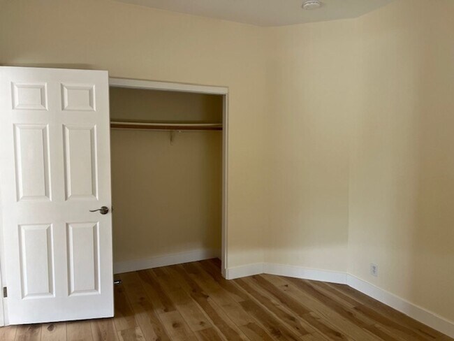 Building Photo - Welcome Home to your Newly Renovated 1-Bed...