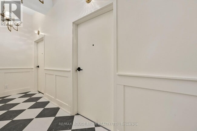 Building Photo - 204 - 29A KING STREET