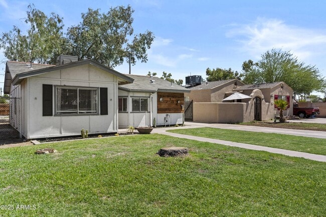 Foto del edificio - 1534 E Culver St