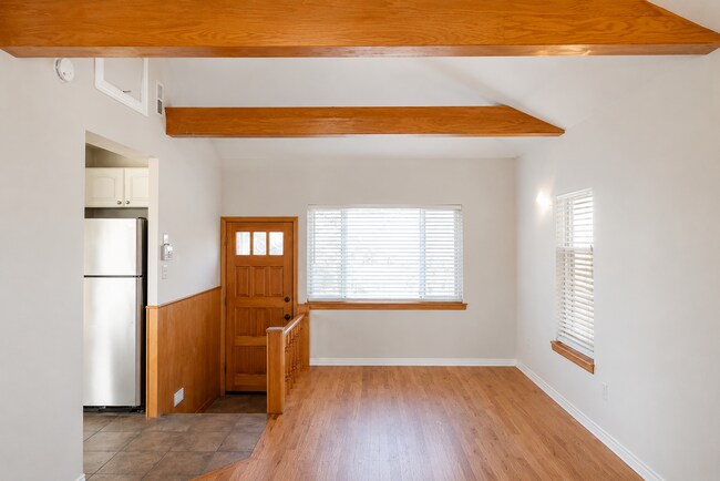 Foto del edificio - Gorgeous 4-Bed Gem in Denver with Granite Accents, Cozy Fireplace, & Finished Basement!
