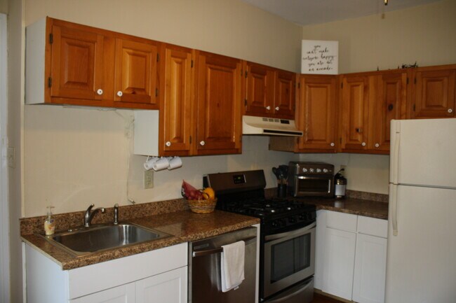 Kitchen with dishwasher - 215 S New St