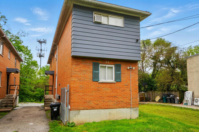 Building Photo - 39 Wuest St