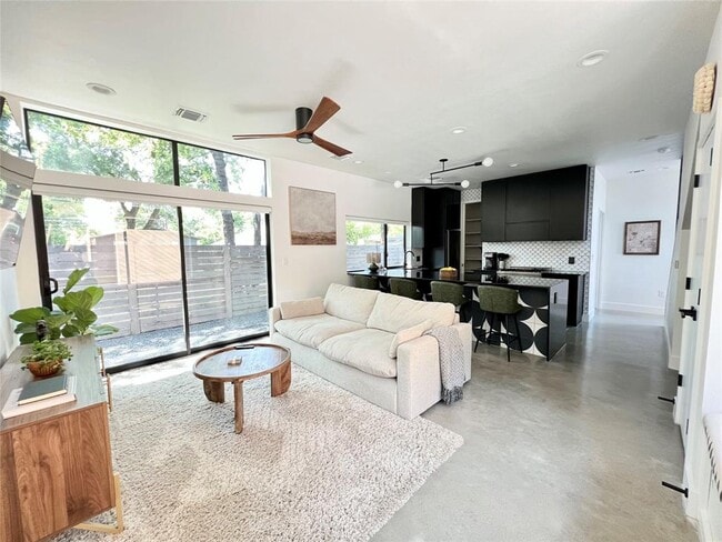 Building Photo - 1100 Brass St