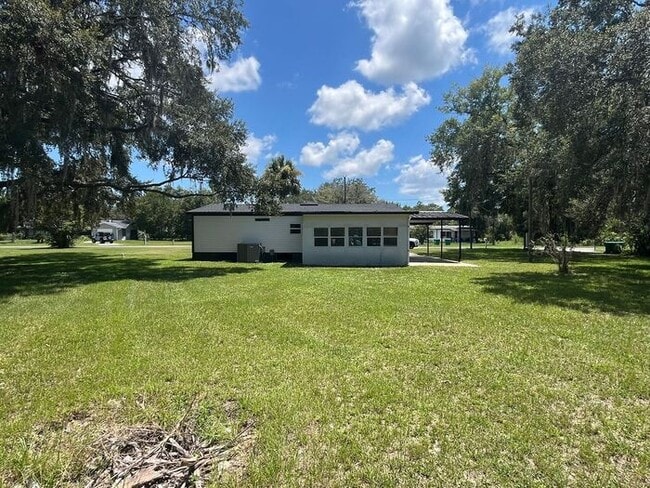 Building Photo - 3/2/1 on over 1/2 Acre