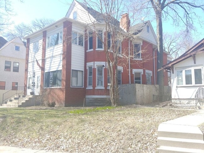 Building Photo - 1618 Thomas Pl N