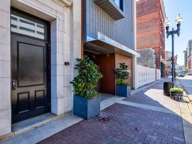 Building Photo - 300 S Gay St