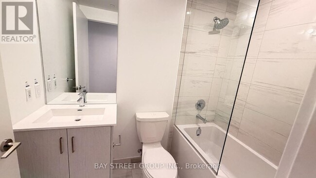 Photo du bâtiment - 180 Front St E