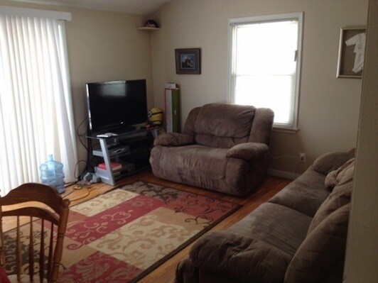 Foto del edificio - 4BR/2BA Duplex with Hardwood Floors & 2 Car Garage- Golden Valley, Available April 1st