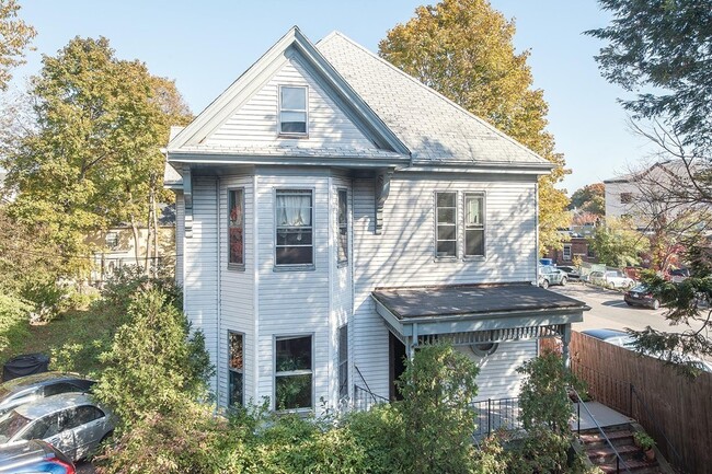 Building Photo - 17 Burroughs St