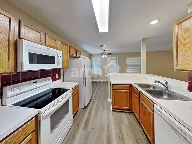 Foto del edificio - 15243 Kamary Ln
