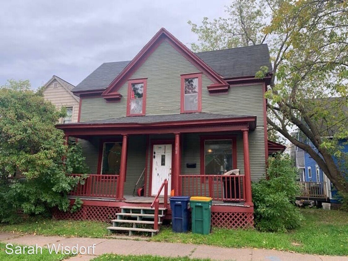 Foto principal - 3 br, 1 bath House - 708 E 6th Street