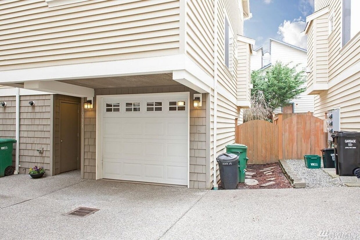 Primary Photo - Gorgeous North Seattle Townhome