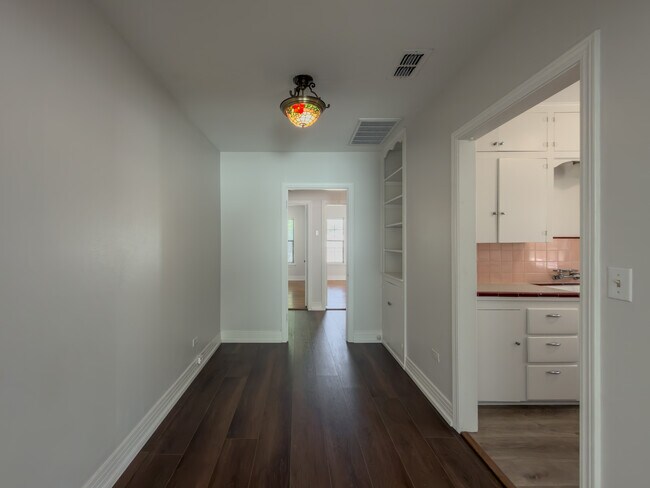 Comedor - 418 E 8th St