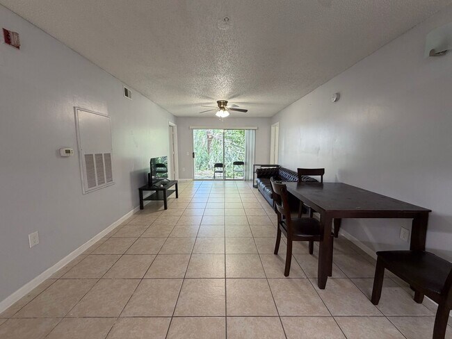 Foto del edificio - 4BR/4BA Condo off SW 34th Street - available NOW!