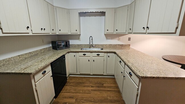 Foto del edificio - First Floor Condo in Downtown Shelby - Private Back Courtyard!