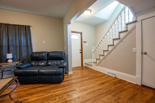 Building Photo - Cute 3 Bedroom / 1 Bath Home in Fremont!