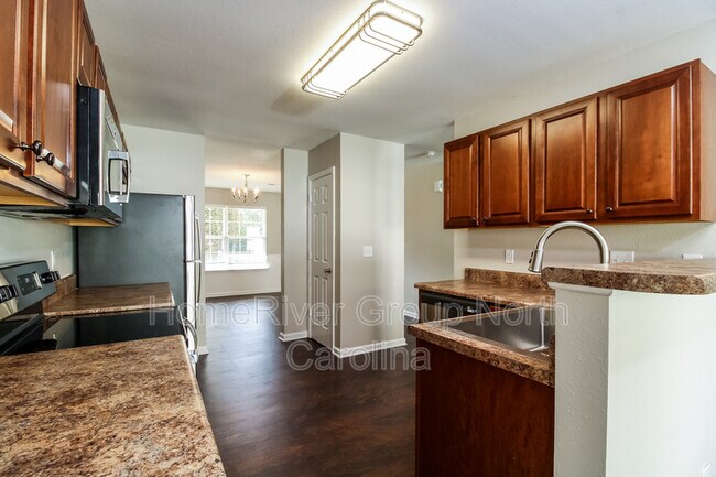 Foto del edificio - 163 Forest Glade Rd