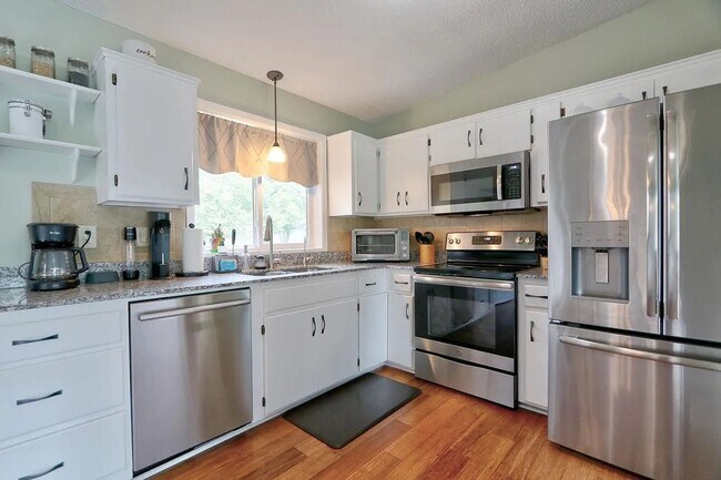 Building Photo - Lots of updated* 4bed*2Bath single family ...