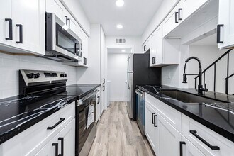 Building Photo - 5532 Beverly Hill St