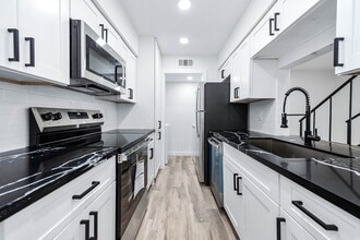 Building Photo - 5532 Beverly Hill St