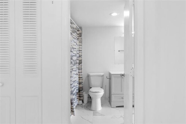 Building Photo - 4164 Inverrary Dr