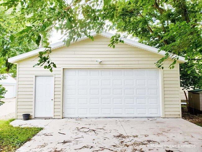2 Bed 1 Bath Home With 2 Stall Garage House For Rent In Sioux