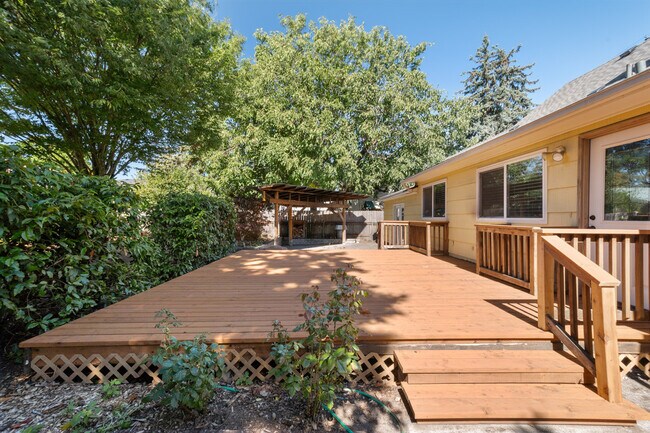 Building Photo - 4921 SE 76th Ave