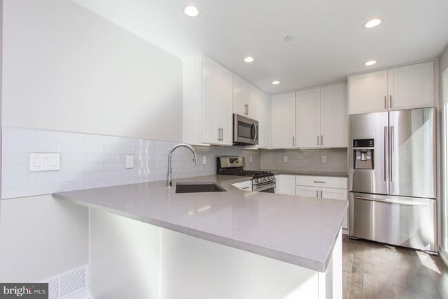 Building Photo - 720-22 S Sartain St