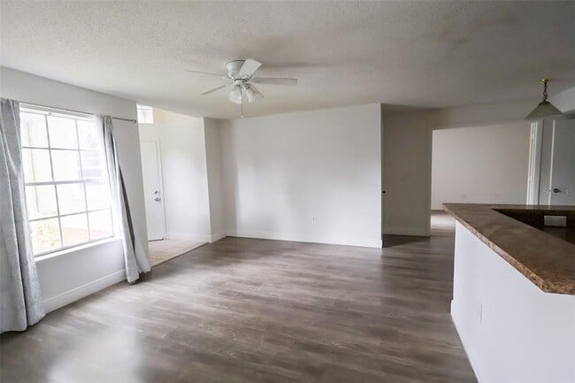 Building Photo - 405 Fountainhead Cir