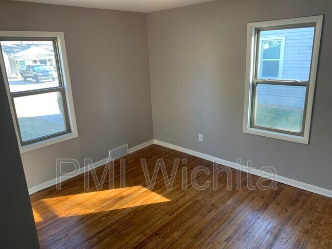 Building Photo - 927 N Derby Ave